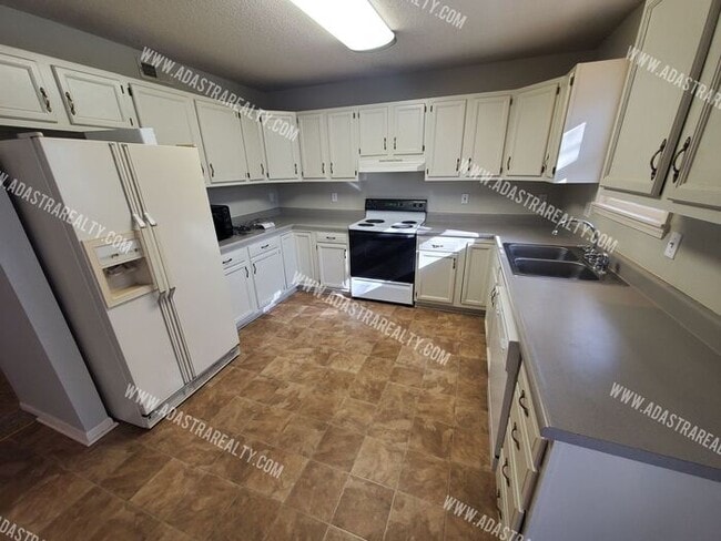 Building Photo - Beautiful Ranch Home in Shawnee-Available in SEPTEMBER!!!