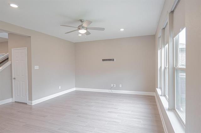 Building Photo - 410 Club House Dr