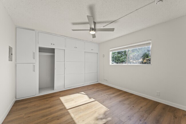 Building Photo - 3205 W 60th St