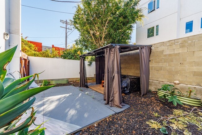 Building Photo - 1119 N Berendo St