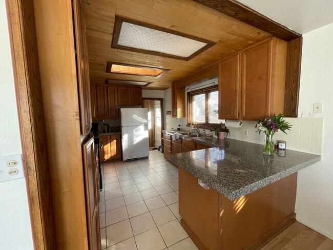 Building Photo - Newly Updated 6 Bedroom South Boulder Home