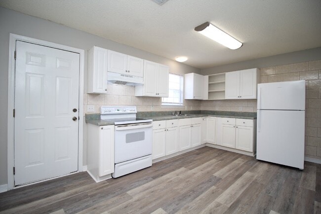 Building Photo - Updated 3BD Patio Home in Gulf Breeze High...