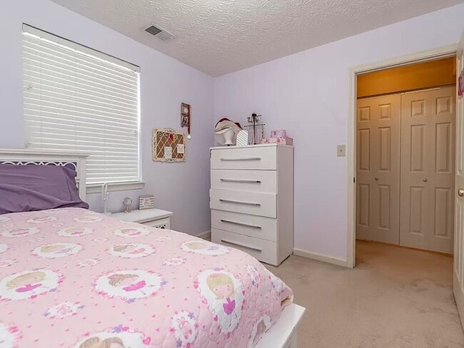 Building Photo - Townhome With Garage!