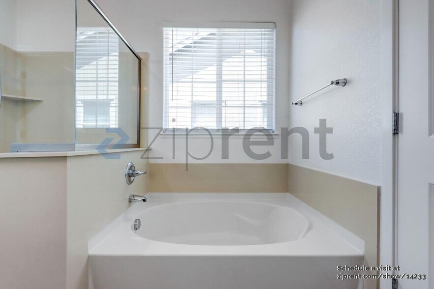 Building Photo - 1125 Berkshire Dr