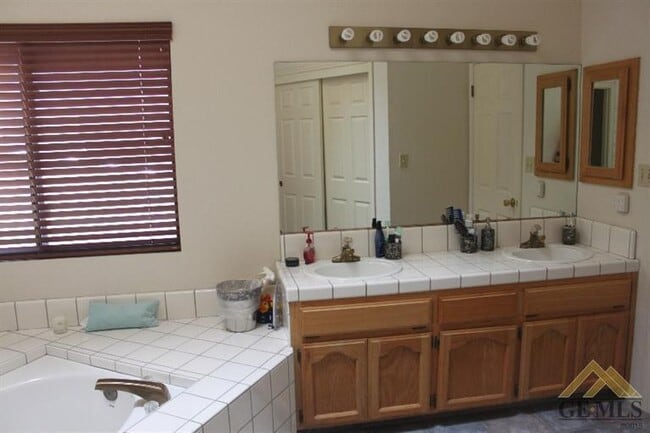 Building Photo - Spacious 4 Bedroom / 2 Bathroom House in T...