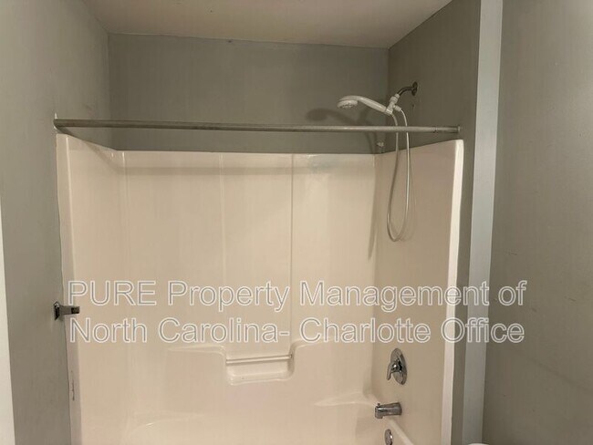 Building Photo - 6033 Queens Walk Ct