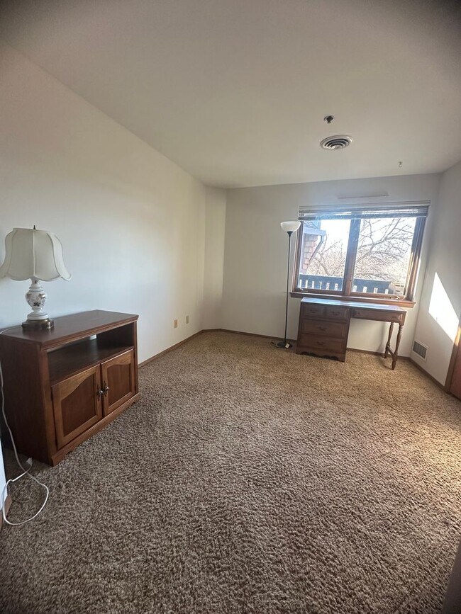 Building Photo - Charming 2-Bedroom Condo Near Campus - Ava...