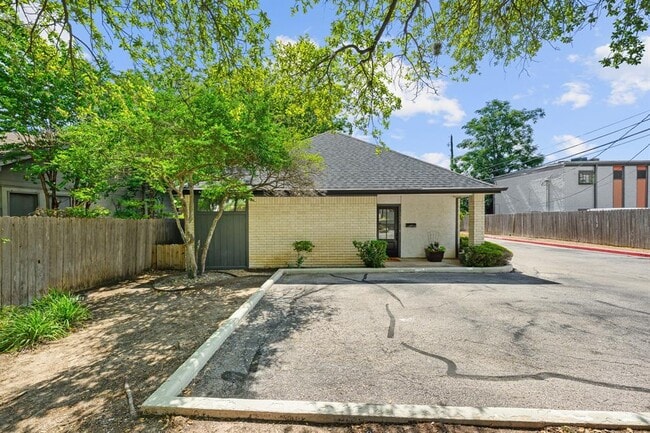 Building Photo - 1307 Kinney Ave
