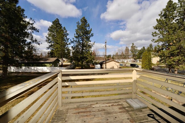 Building Photo - 2 bed 1 bath apartment (4plex building)