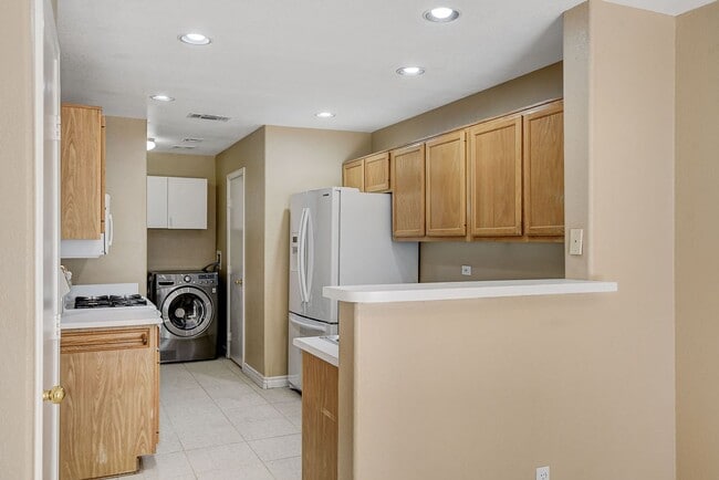 Building Photo - Spacious Townhome w/large yard! Near Summe...