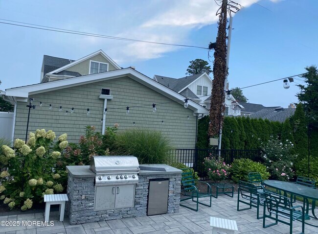 Building Photo - 102 4th Ave