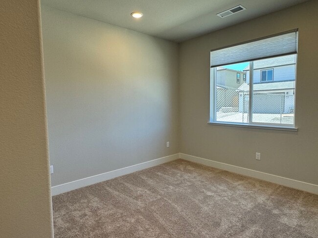 Building Photo - SINGLE STORY | 4 -bedrooms |3 baths | 1877...