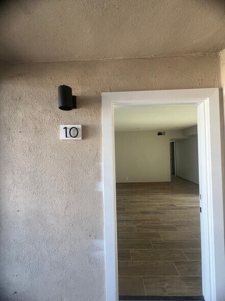 Building Photo - 13425 Vanowen St