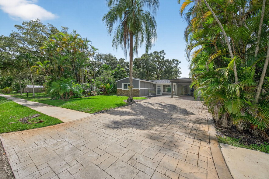 Building Photo - 6640 Douglas St