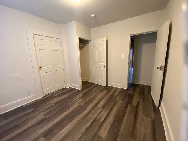 Building Photo - 644 E Chestnut St