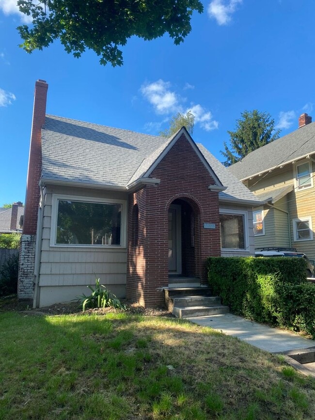 Building Photo - Charming Mt. Tabor Home with Loft & Basement Bonus Space!