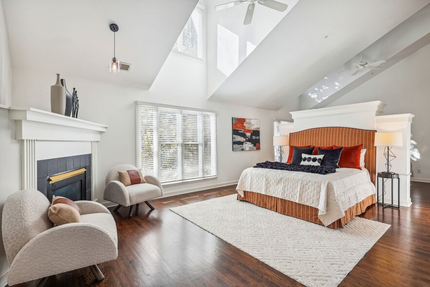 Building Photo - 337 W 7th St