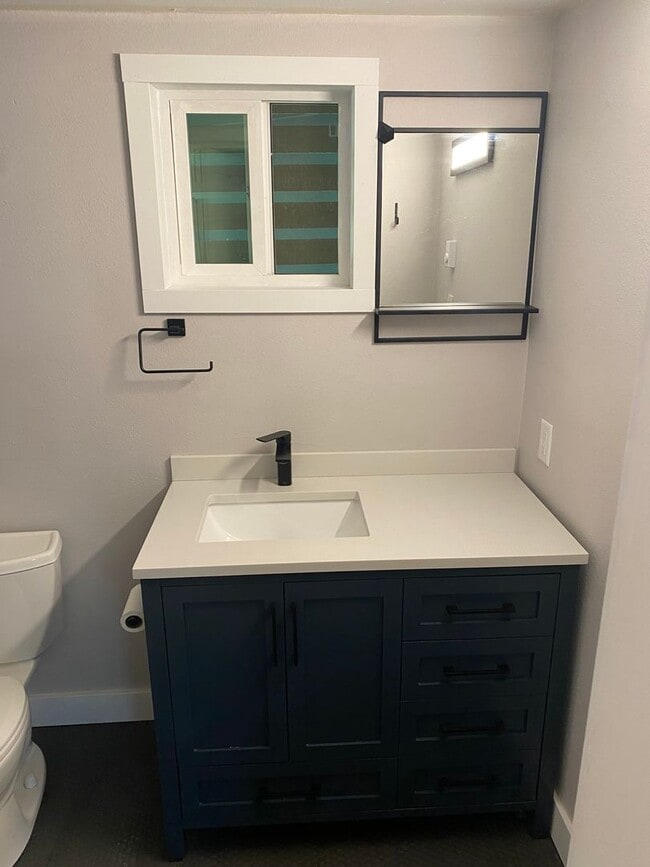 Building Photo - Fresh and bright!! 3 bedroom, 1 bath on la...