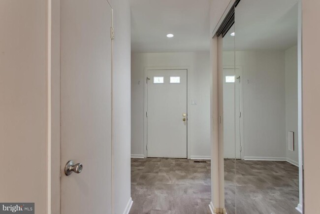 Building Photo - 11121 Watermans Dr
