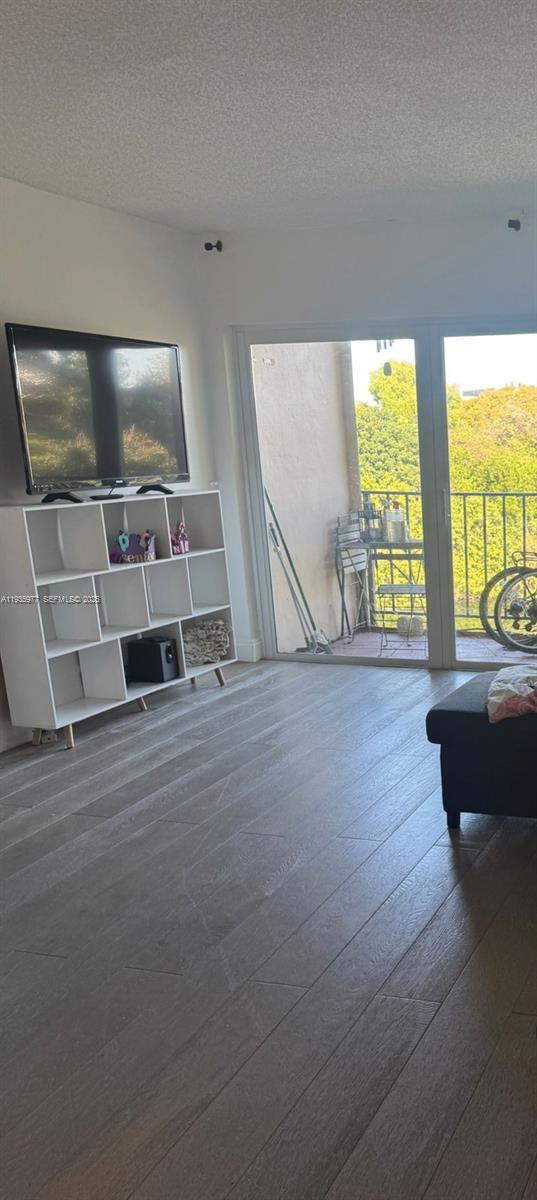 Building Photo - 8897 Fontainebleau Blvd