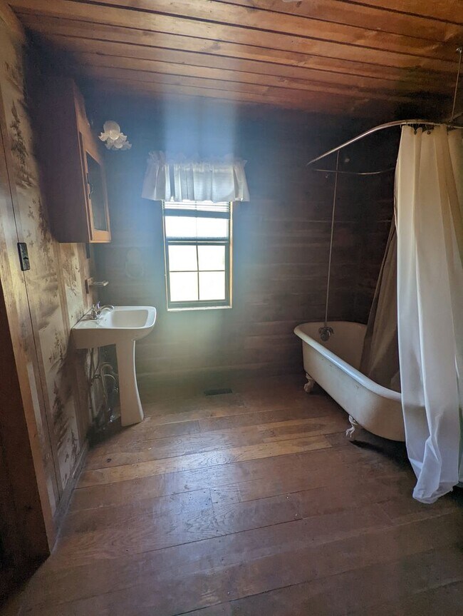 Building Photo - Log Cabin in Pilot Grove, MO