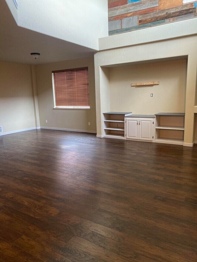 Building Photo - 4 bedroom - Dewhirst
