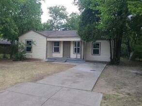 Building Photo - Single-Family Home Available!
