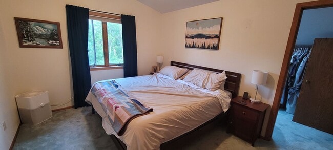 Building Photo - 3 Bedroom 2 Bath Home - Fully Furnished