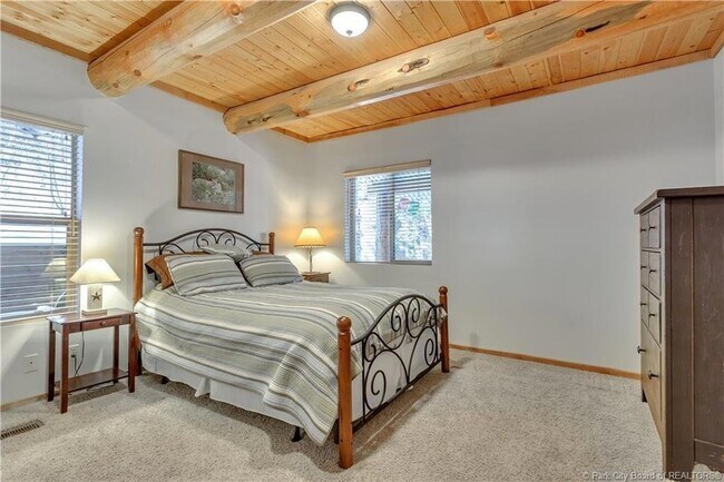Building Photo - 430 Parkview Dr