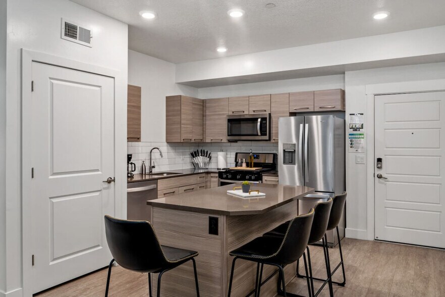 Building Photo - 380 S 400 E