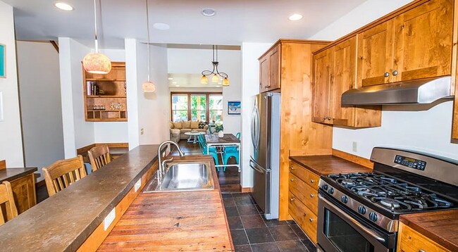 Building Photo - Gorgeous Single Family Home for Rent in Valley West Neighborhood! Near parks and ponds!