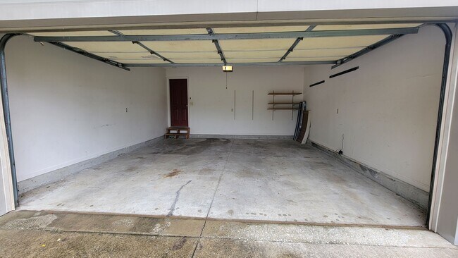 Building Photo - Fabulous 3 bedroom 3 bath walk- out ranch