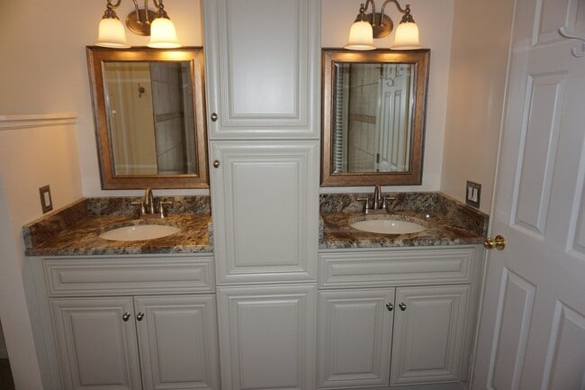 Building Photo - Lovely Mountain Condo!!