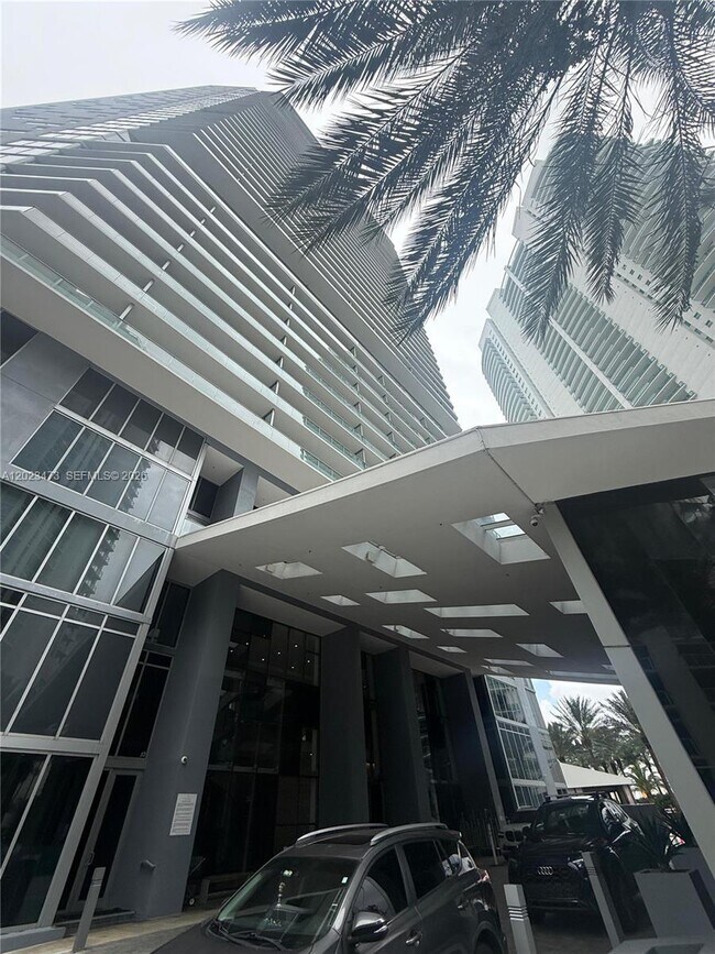 Building Photo - 1300 Brickell Bay Dr