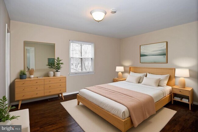 Building Photo - Beautifully renovated 3-bedroom, 2.5-bath detached home