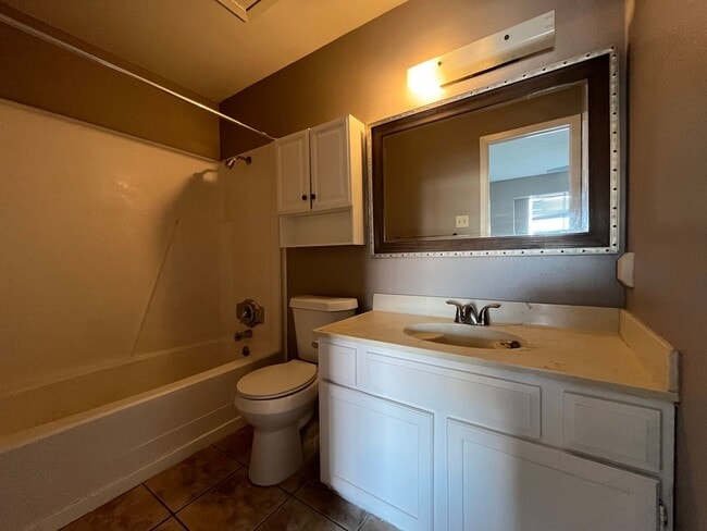 Building Photo - ONE BEDROOM LOFT TOWNHOME ON THE SOUTH SIDE!!