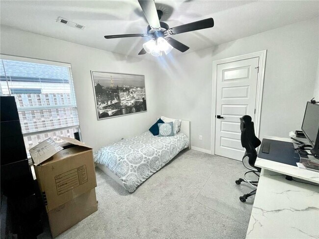 Building Photo - 2014 W Chandler Ave