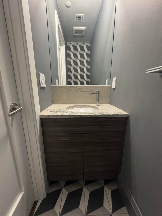 Building Photo - 16 Bright St