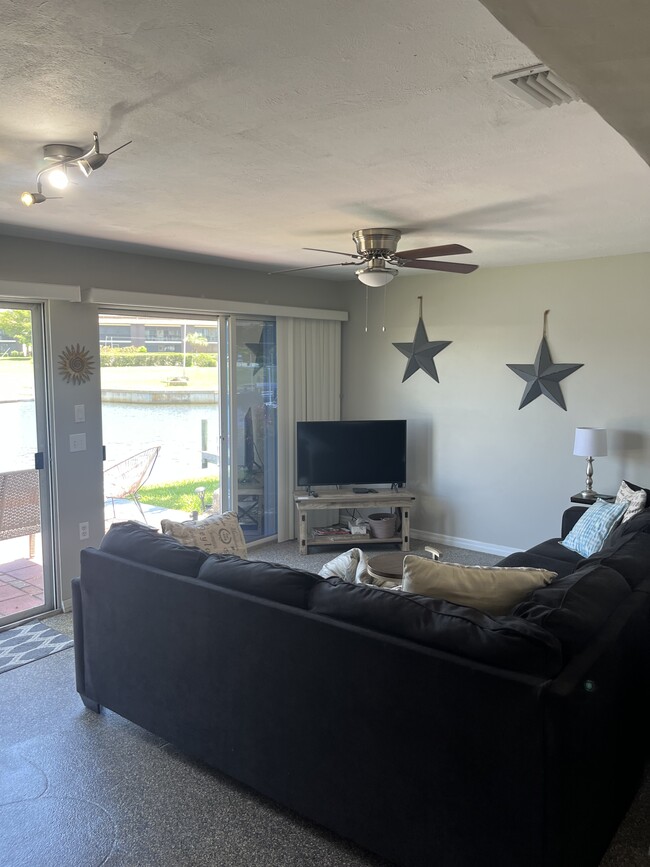 Building Photo - 24 Oakwood Dr N