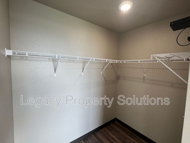 Building Photo - 226 E Greenfield Ln