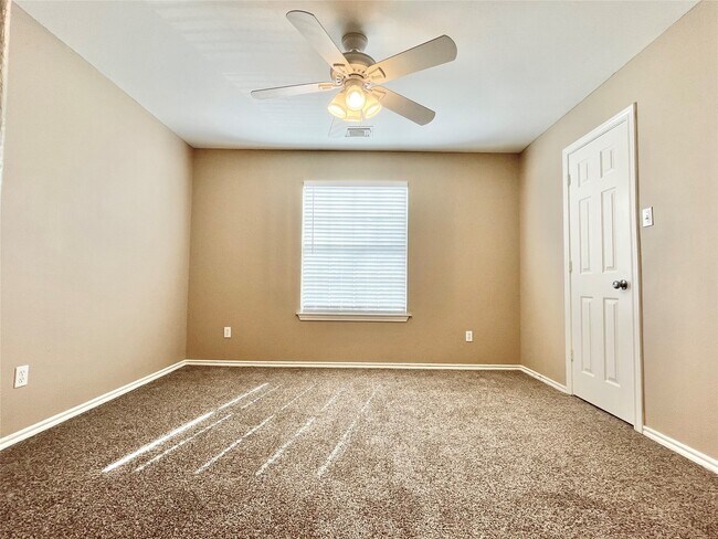 Building Photo - 19 Blue Creek Pl