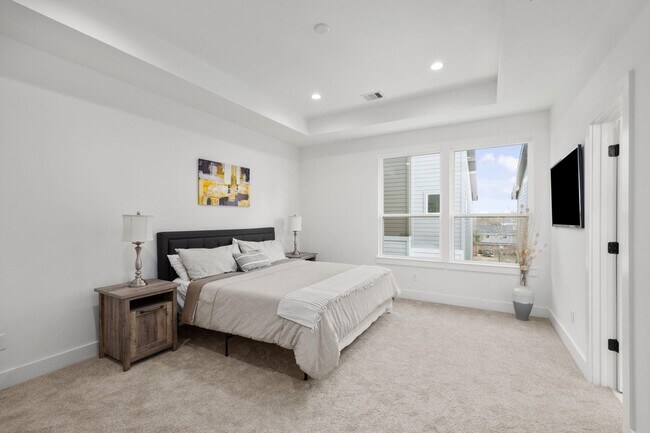 Building Photo - 3028 Live Oak St