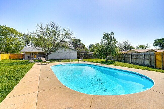 Building Photo - 4624 Trailwood Dr