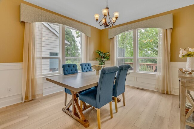 Building Photo - Stunning, spacious 4-bdrm/4-bath in Tigard. Fireplace, massive decks, next to nature