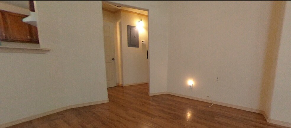 Building Photo - 156 S Grape Ave