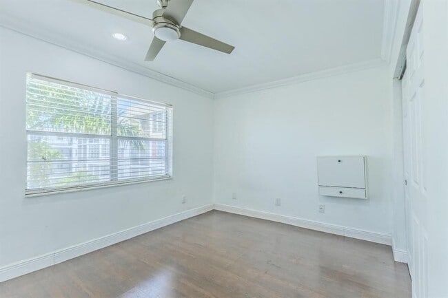 Building Photo - 3000 Sunrise Lakes Dr E