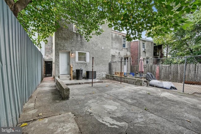 Building Photo - 283 Walnut St