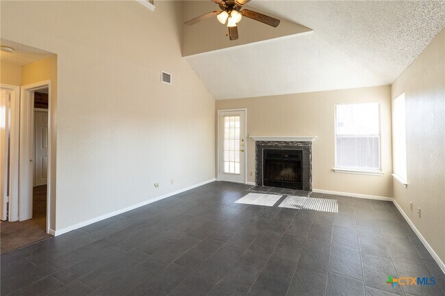 Building Photo - 2701 Woodlands Dr