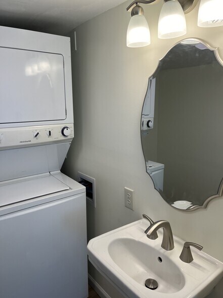 Building Photo - 1025 Simpson Ave