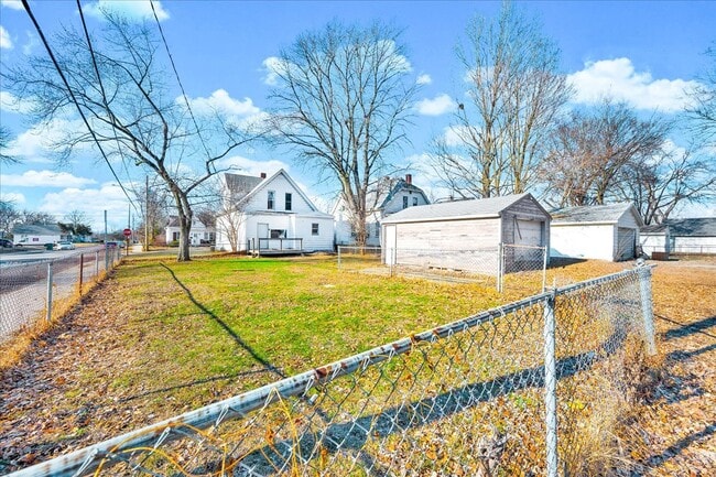 Building Photo - 102 N Cedar Ave